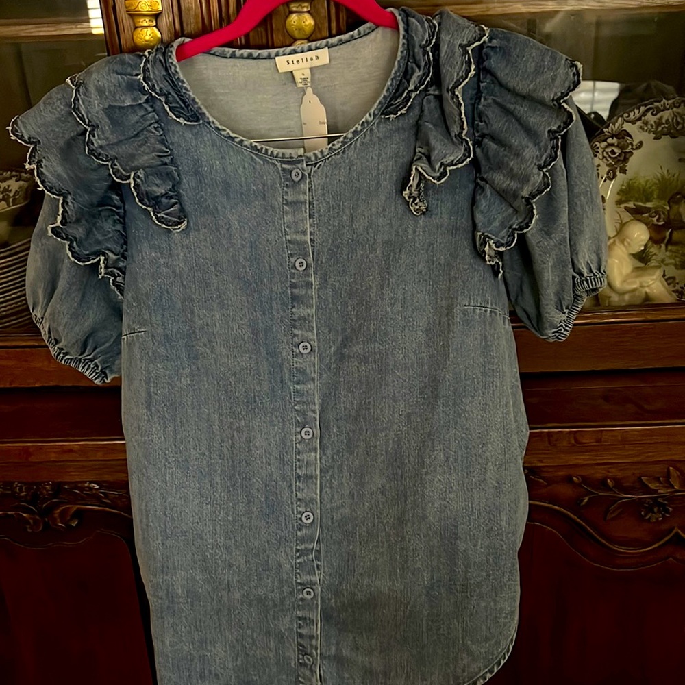 NWT Stellah NYC denim shirt NWT. Size small. Cute shirt blue Jean Chambray